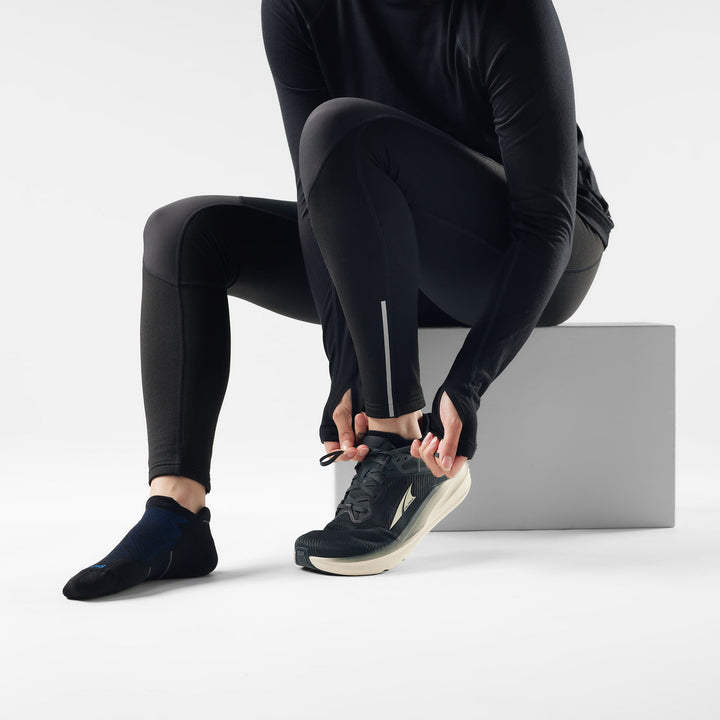 Smartwool Unisex Run Targeted Cushion Low Ankle Sock - Black / White